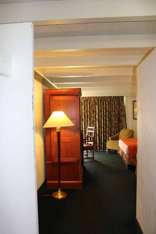 Rodeway Inn & Suites רוקפורד מראה חיצוני תמונה
